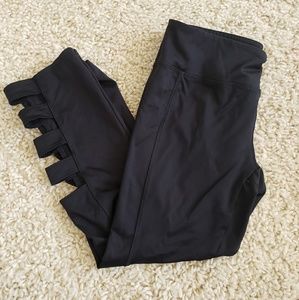 BLACK FOREVER 21 WORKOUT CAPRI PANTS!